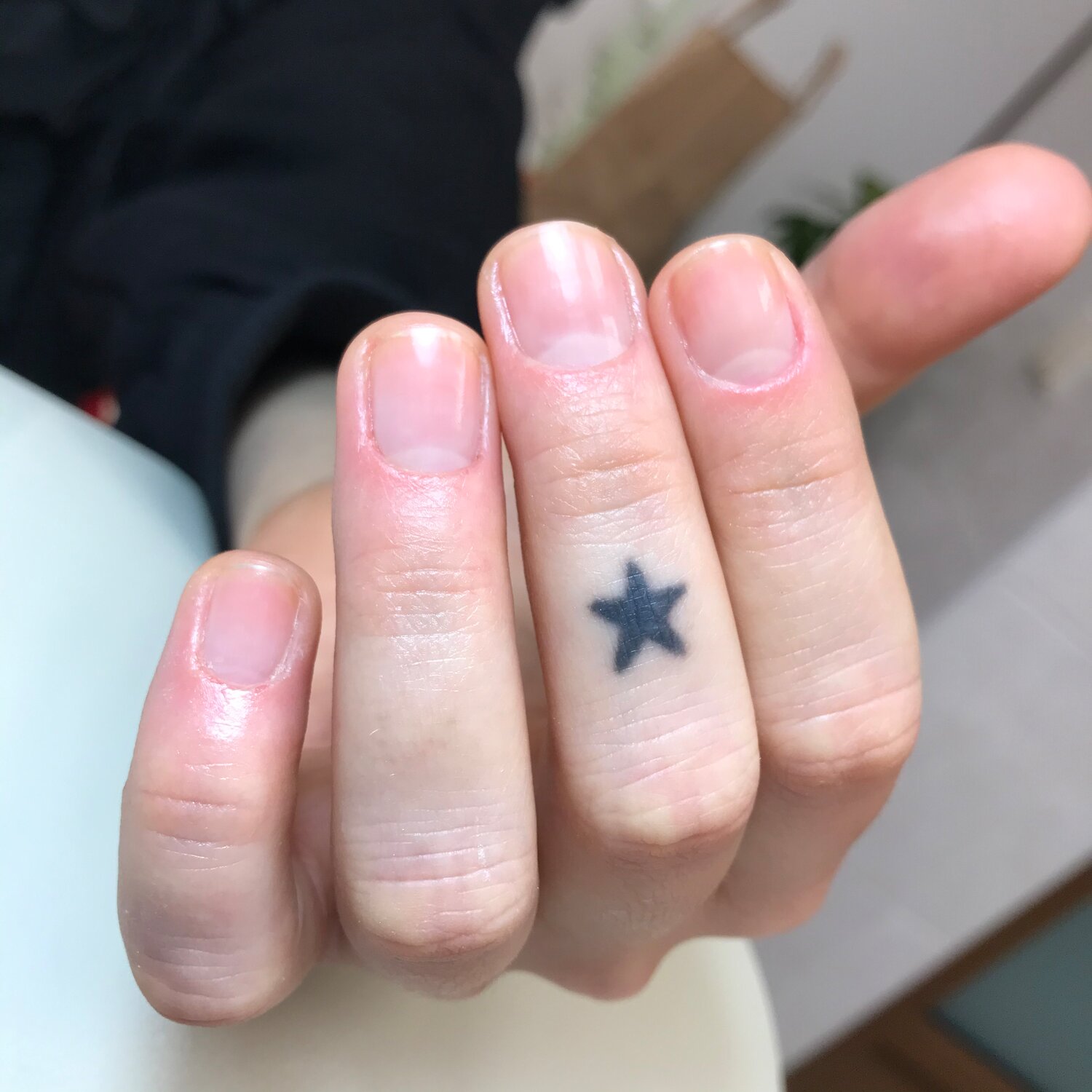Татуировка звезда на пальце