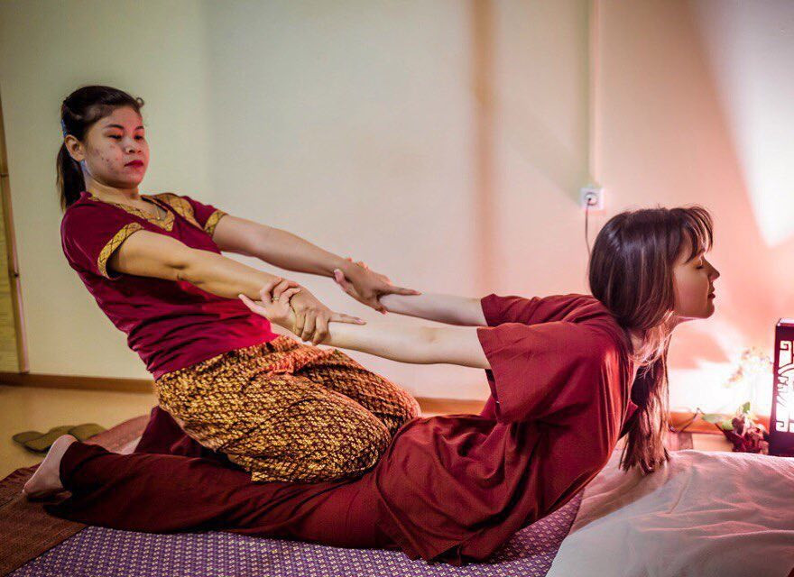 Traditional massage parlor. Традиционный тайский массаж. Тайский традиционный. Пассивная тайская йога. Твой Тай традиционный тайский массаж.