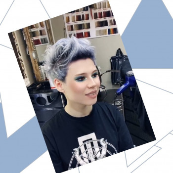 Женская  короткаястрижка с затемнением от корней.