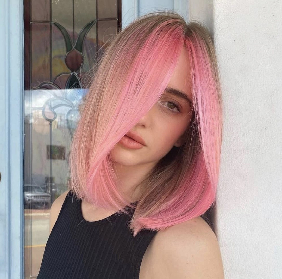 Сделай 1 розовым. Волосы с розовыми прядями. Светло розовые волосы. Окрашивание с розовыми прядями. Розовое мелирование на блонд.