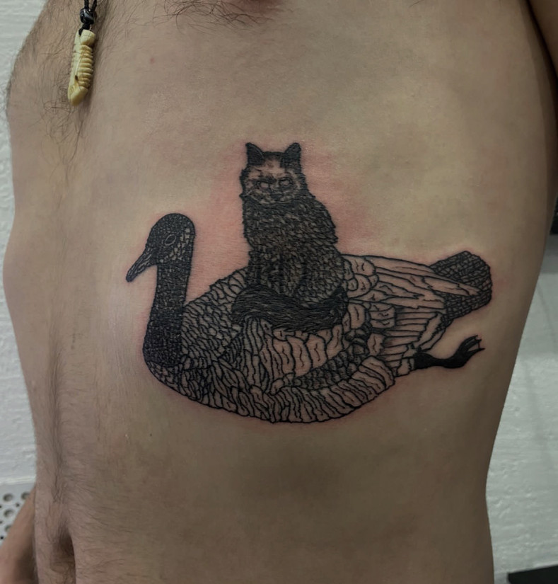 Мужские кошка на боку, photo - Тату мастер Мария Заболотская