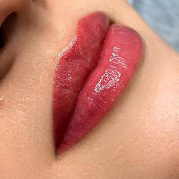 Перманентный макияж губ пигментами Tinel