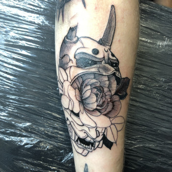 Линейная работа в стиле черно-белой татуировки с элементами 