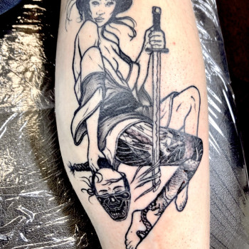 Линейная работа в стиле черно-белой татуировки с элементами 