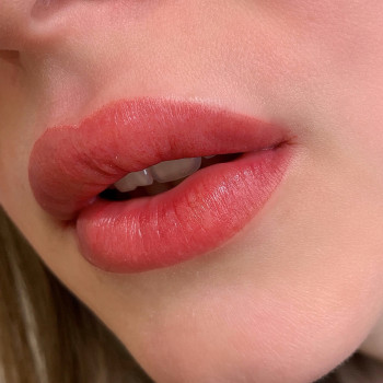 Перманентный макияж губ.
