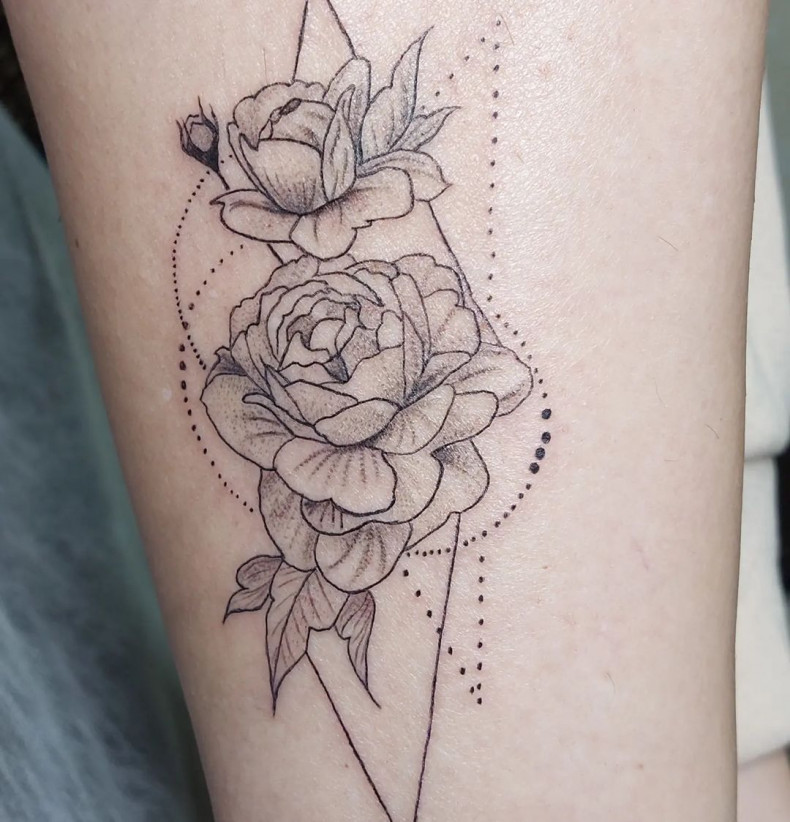 Женские геометрия роза, photo - Мастер татуажа Ирина Ставер