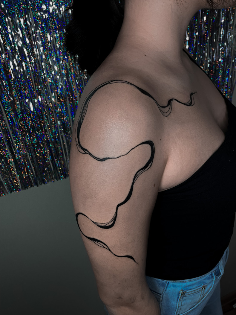 Женские абстракция на плече, photo - Тату мастер Ксения Савенко