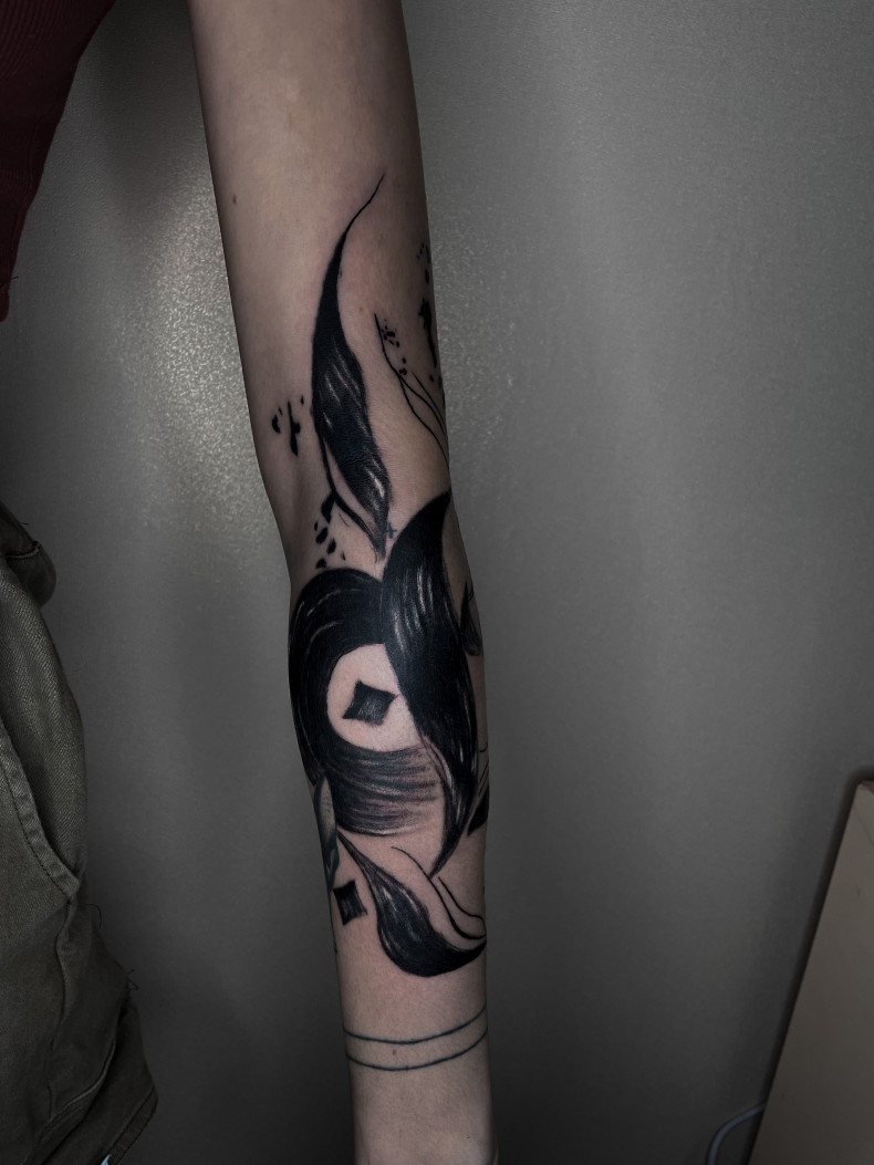 На руке абстракция, photo - Тату мастер Ксения Савенко