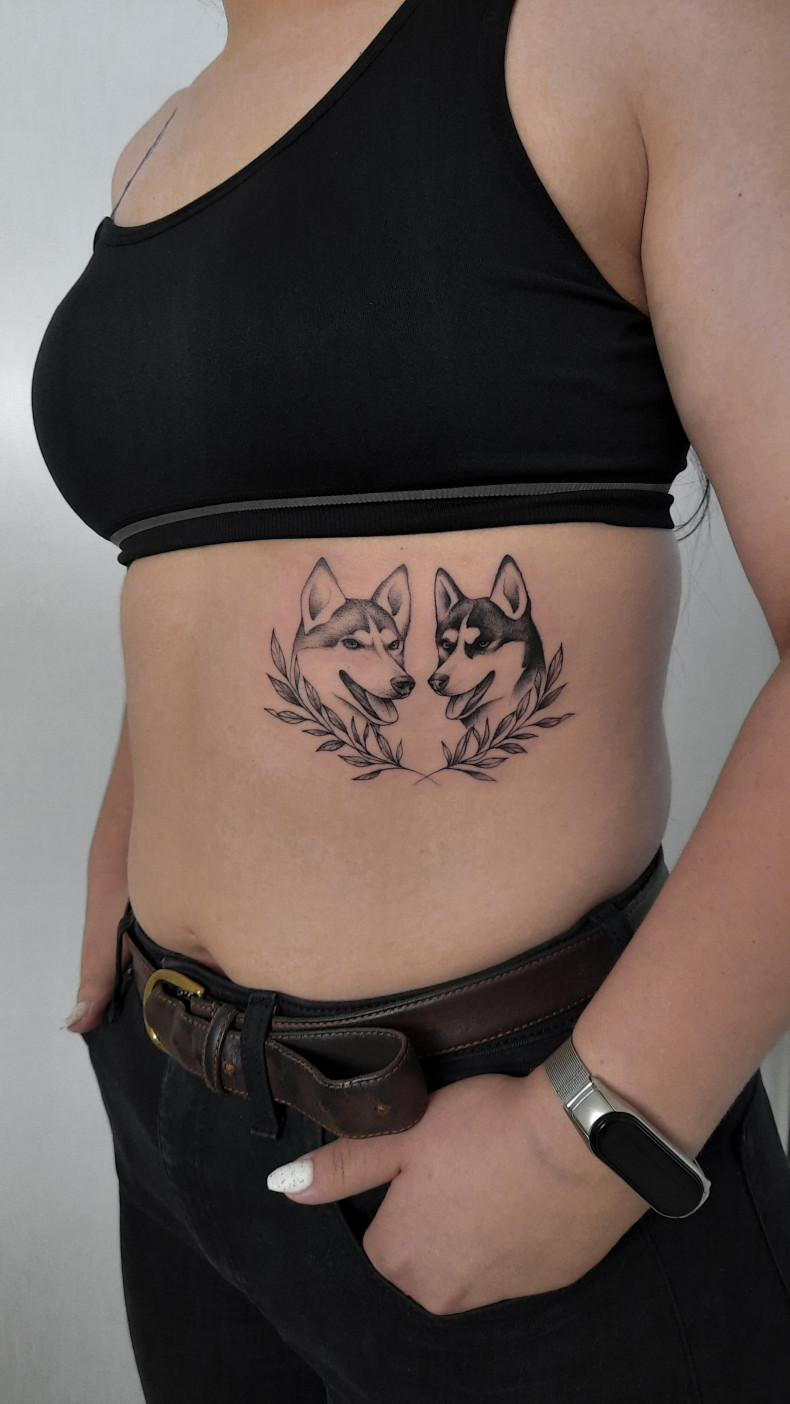 Frauen seiten Hund, photo - Tattoo-Meister Alisa Lis