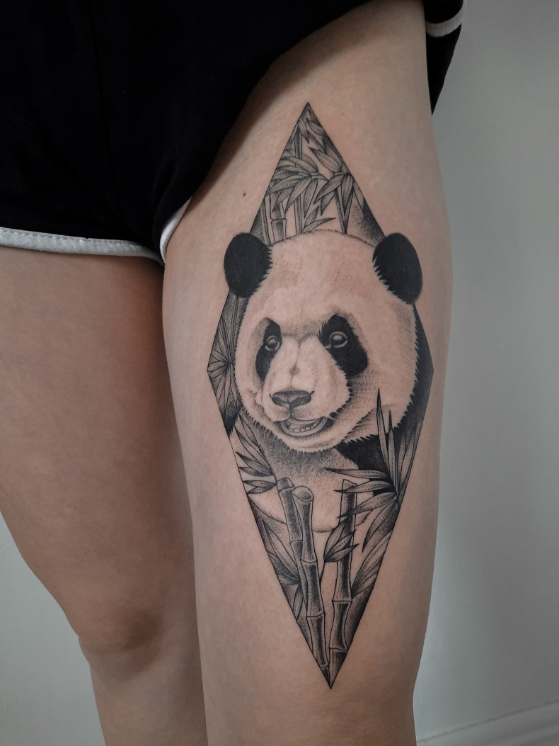 Damski udo panda, photo - Tatuażysta Alisa Lis