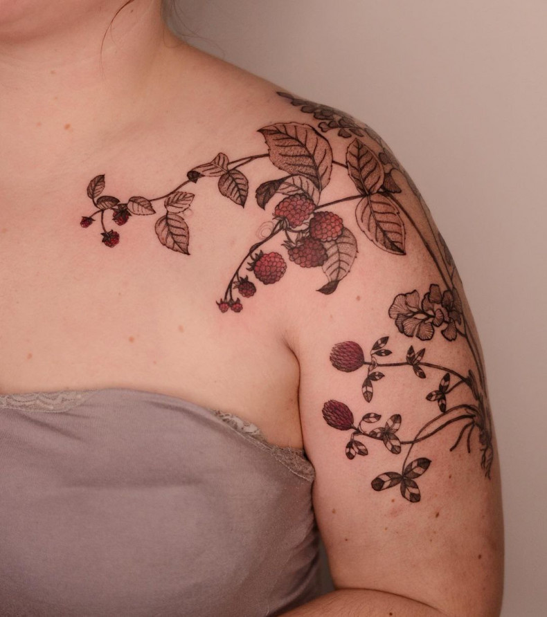 Women shoulder berry, photo - Tattoo Master Dzhoanna