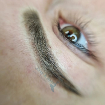 Межресничный татуаж глаз