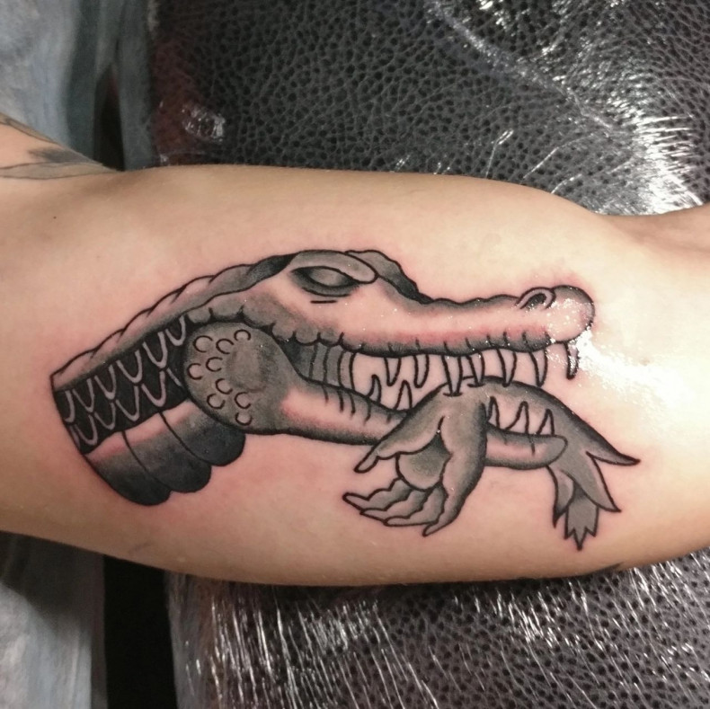 Men crocodile biceps, photo - Tattoo Master Григорий Манин