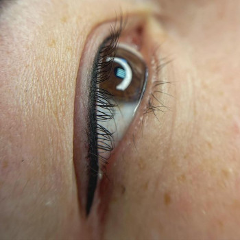 Межресничный татуаж глаз