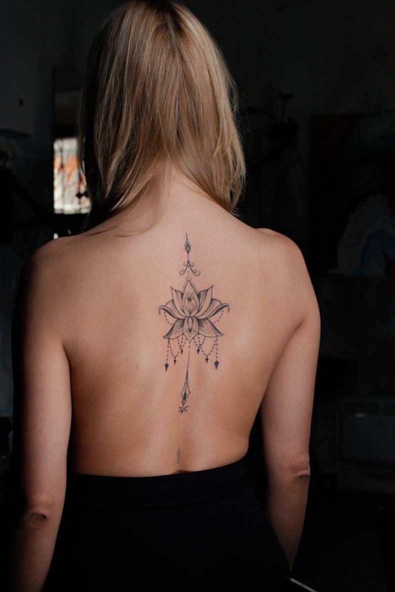 Женские лотос на спине, photo - Тату салон Roy Tattoo