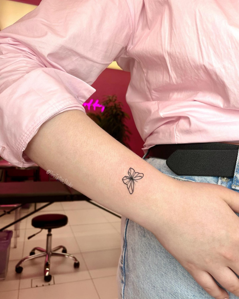 Женские на руке бабочка, photo - Тату салон VivoTattooStudio