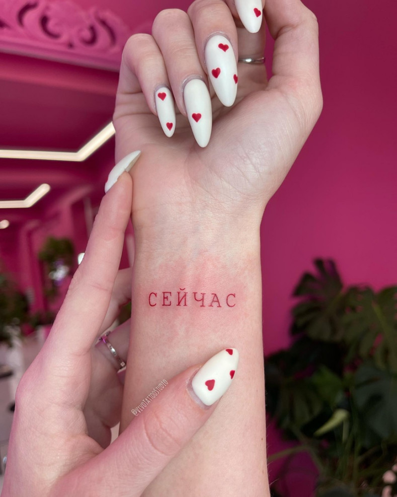 Женские на запястье надпись, photo - Тату салон VivoTattooStudio