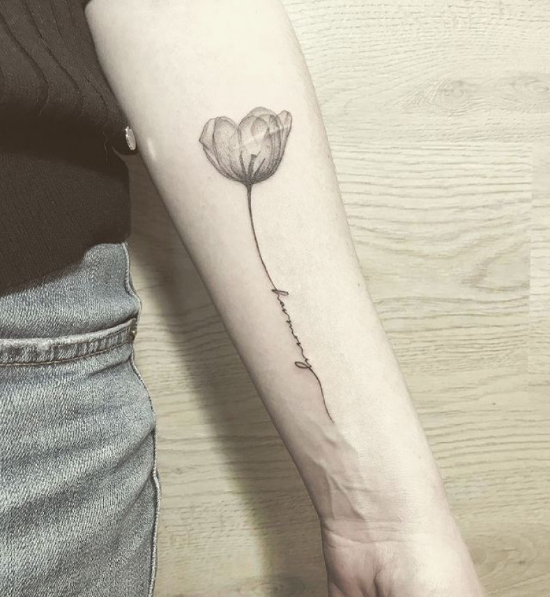 Damski ramię tulipan, photo - Studio tatuażu Cool.Tattoo