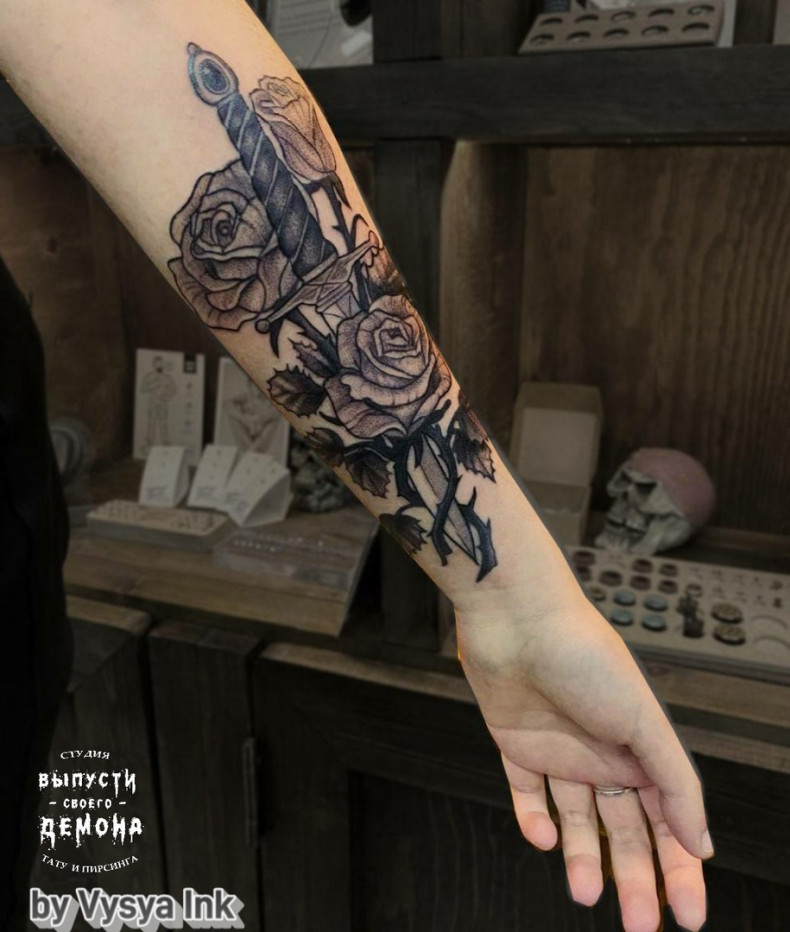 Женские на руке кинжал, photo - Тату салон let Your Demon