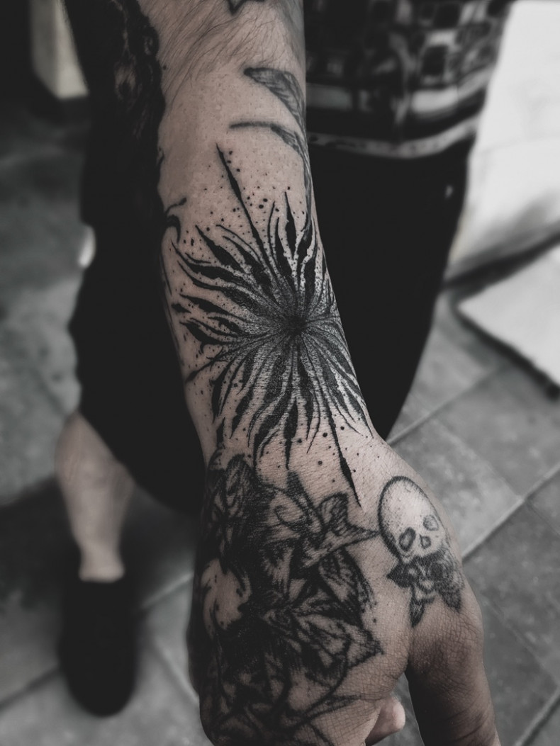 На руке узор, photo - Тату салон Stamp Tattoo