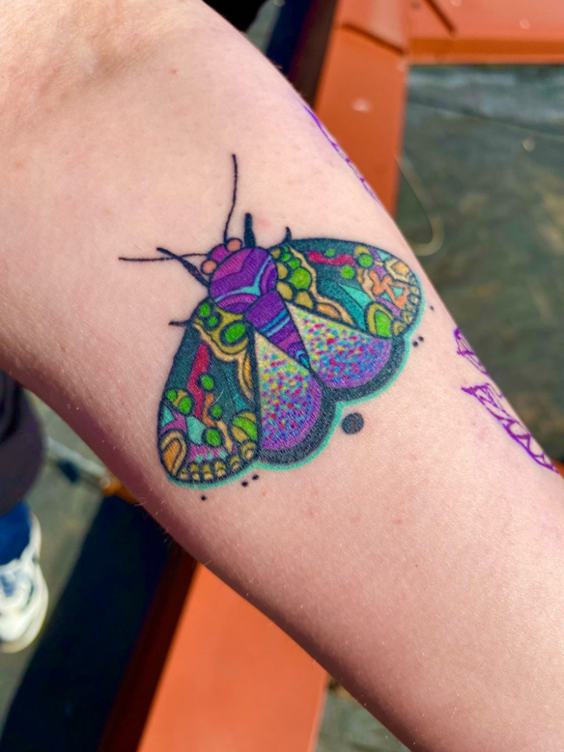 Женские на руке моль, photo - Тату мастер Анна Ванфрид