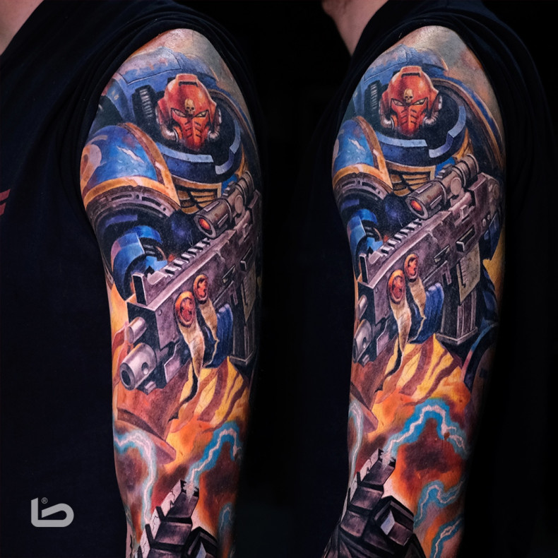 Männer Arm Gewehr, photo - Tattoo-Studio Blackout Tattoo Collective