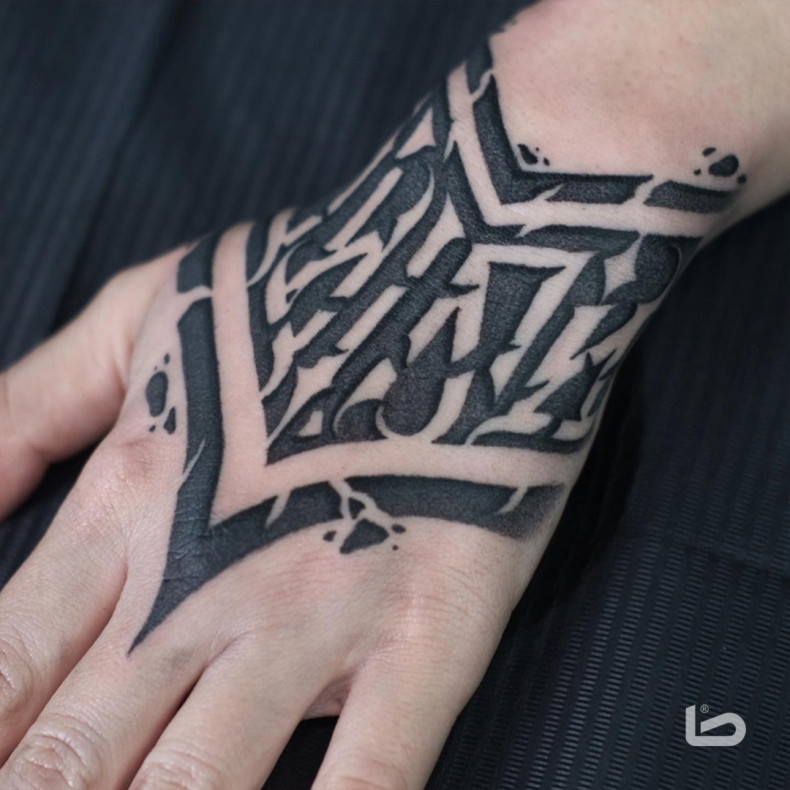 На кисти узор, photo - Тату салон Blackout Tattoo Collective