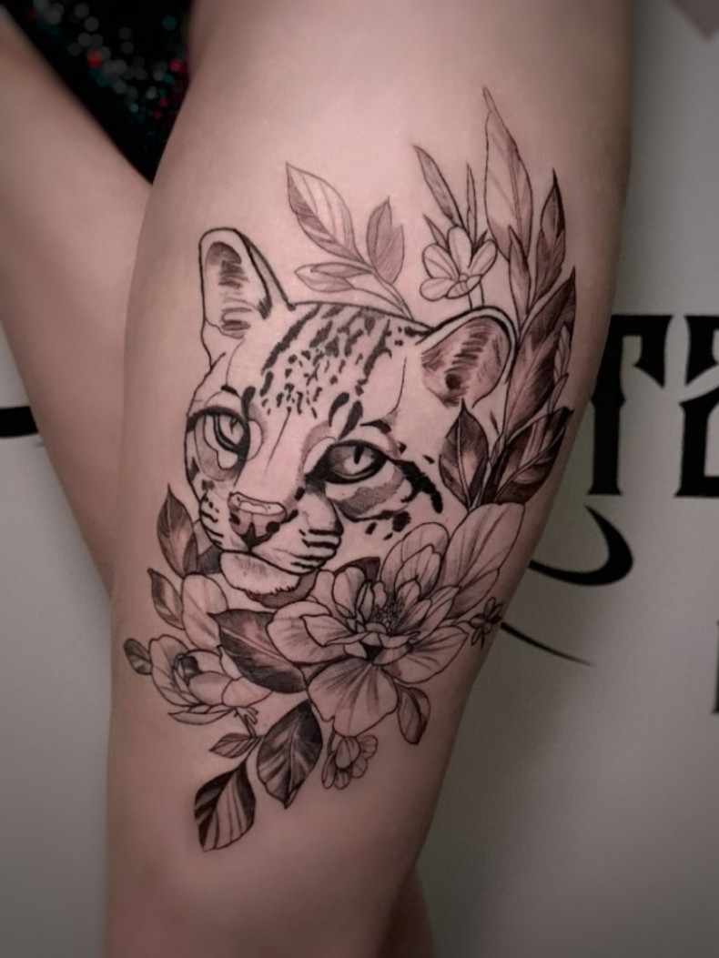 Женские на бедре цветы, photo - Тату салон Арт Бухта Tattoo