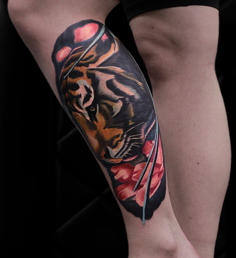 На ноге тигр цветные, photo - Тату салон Hive Tattoo Collective