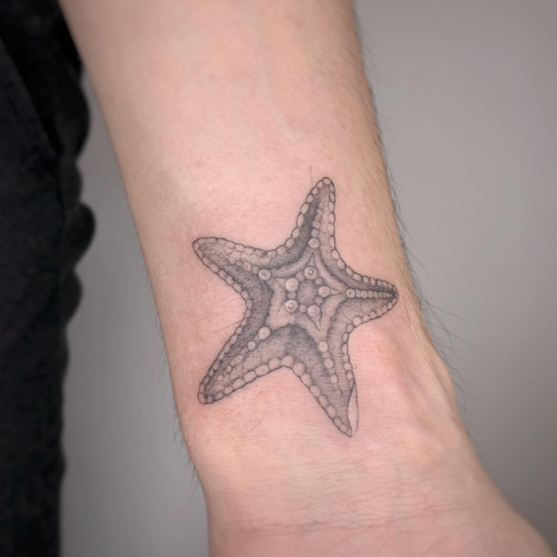 Women arm starfish, photo - Tattoo Master Лиза
