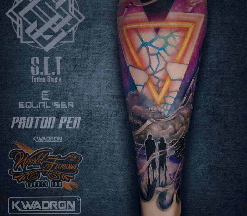 На руке треугольник цветные, photo - Тату мастер Вячеслав Елкин