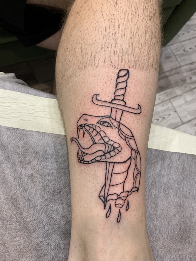 Змея кинжал на ноге, photo - Тату мастер Виктория Васильева