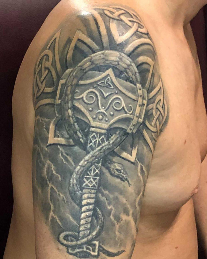 Männer Blitz Hammer, photo - Tattoo-Meister Юрий