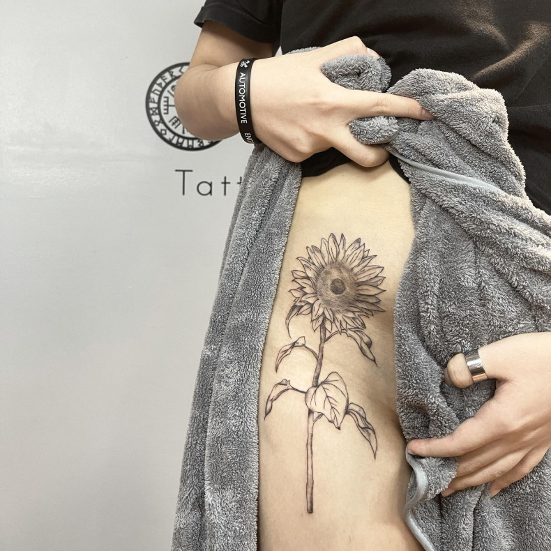 Frauen Oberschenkel sonnenblume, photo - Tattoo-Studio Odin