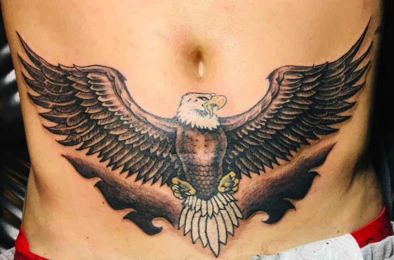 Am bauch adler Vogel, photo - Tattoo-Meister Den