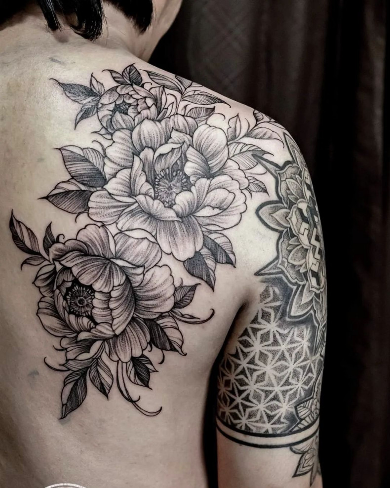 Women shoulder Peony, photo - Tattoo Studio Tottop Tattoo