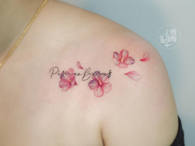 Women shoulder sakura, photo - Tattoo Studio Yellow​ INK CNX