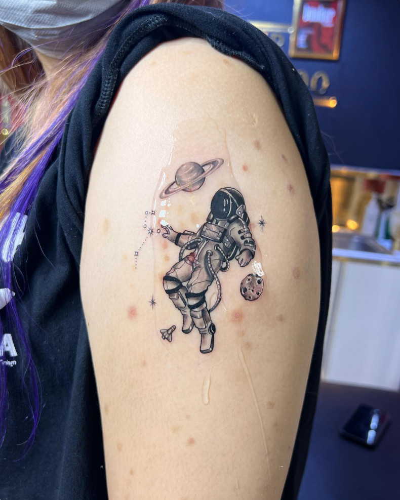 Women astronaut shoulder, photo - Tattoo Studio Banker