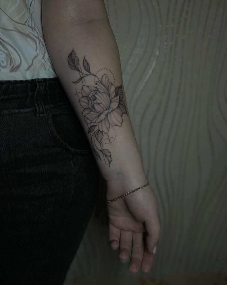 Damski ramię przedramię, photo - Specjalista od piercingu Тая