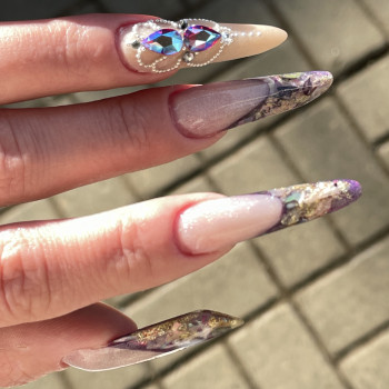 Выкладной френч 
Инкрустация Swarovski 