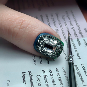 Аппаратный маникюр 
Градиент гель лаком 
Инкрустация Swaro