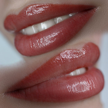 Перманентный макияж губ — контур с растушёвкой 