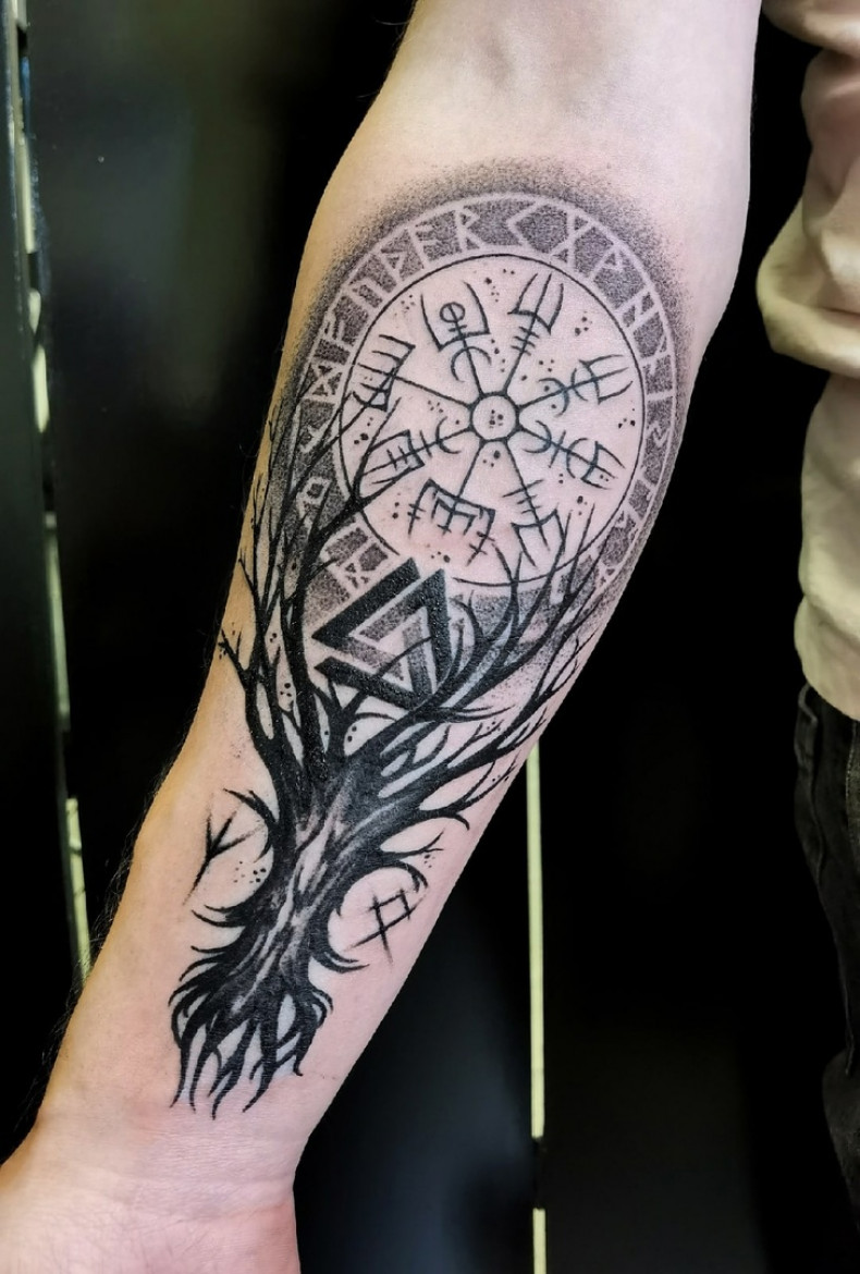 Мужские на руке дерево, photo - Тату мастер Анастасия Шумакова