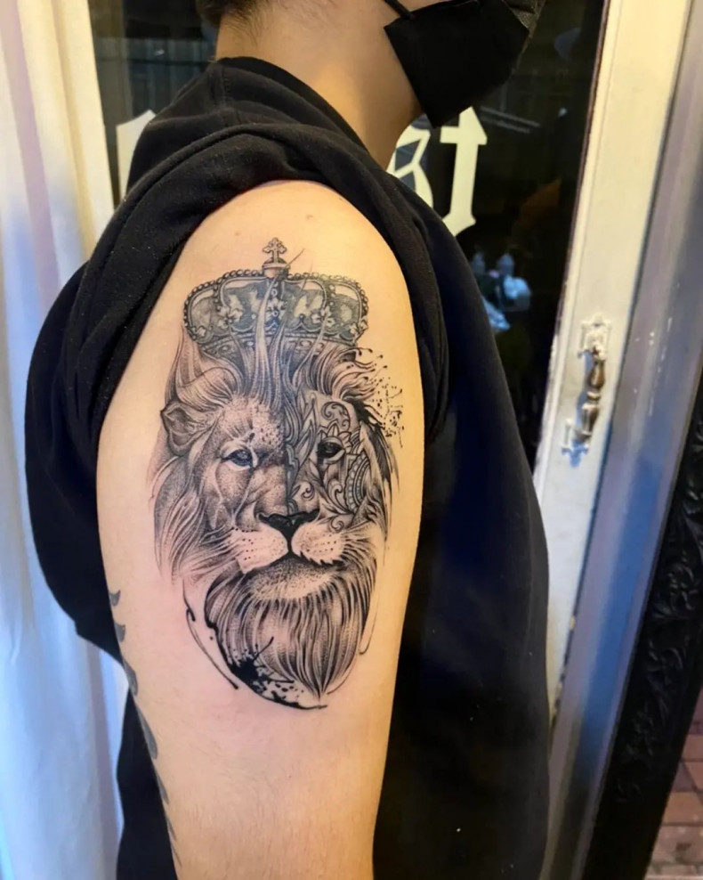 Men lion shoulder, photo - Tattoo Studio Mornink tattoo studio