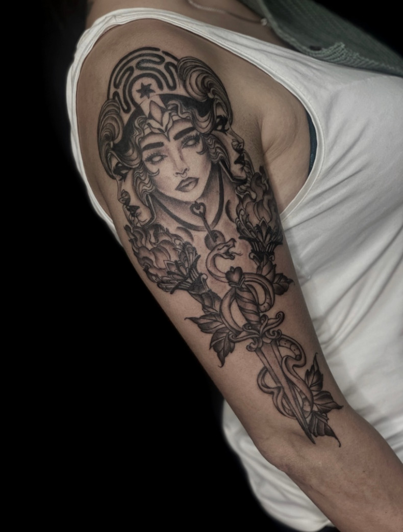 Женские девушка кинжал, photo - Тату салон Левша