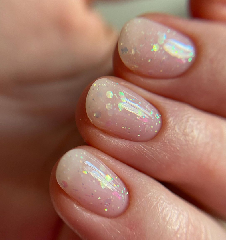 Short nude glitter, photo - Manicurist Yuliya Vishnivetska