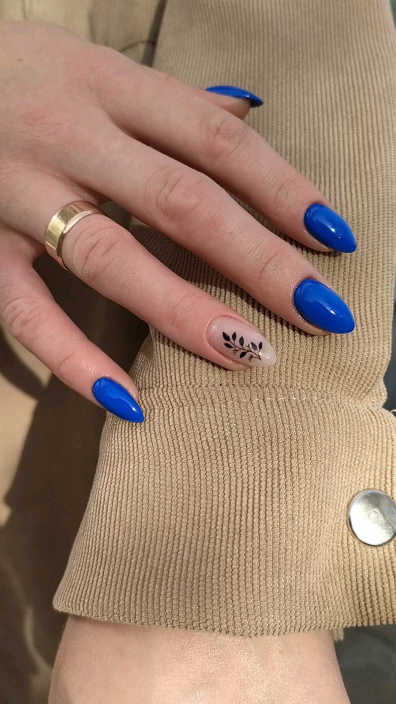 Painted blue accent, photo - Manicurist Veronika Lysyk
