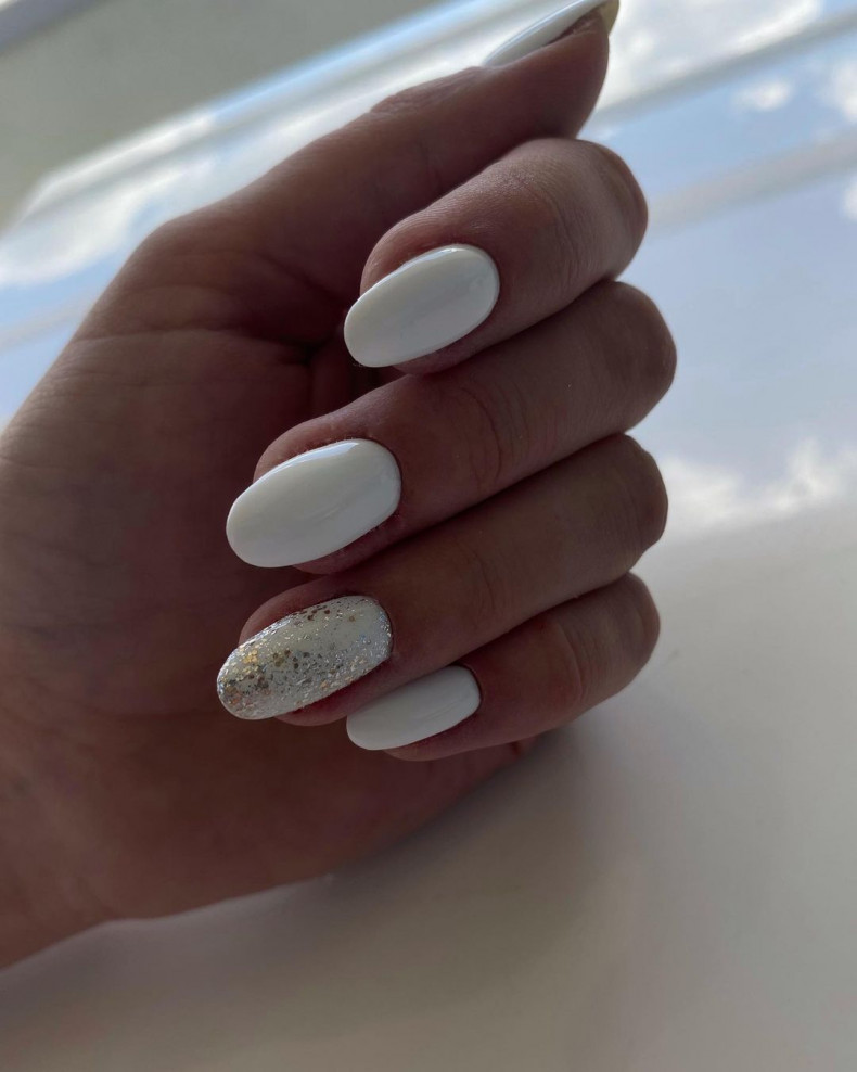 White glitter accent, photo - Manicurist Marina Gnutova
