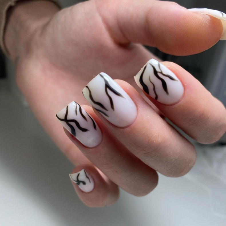 Białe pomalowane linie na paznokciach, photo - Manicurzysta Marina Gnutova