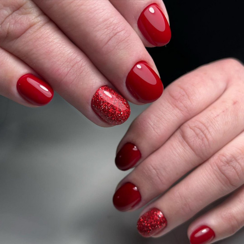 Red short accent, photo - Manicurist Kristina
